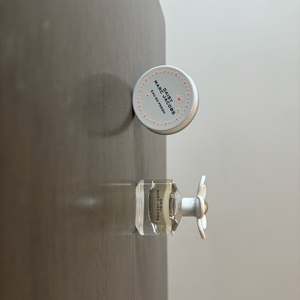Marc Jacobs Daisy Eau So Fresh | Collector Mini Bottle | Perfume Capsule Tin